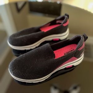 Skechers Women’s Go Walk 5 Sneaker black/pink size